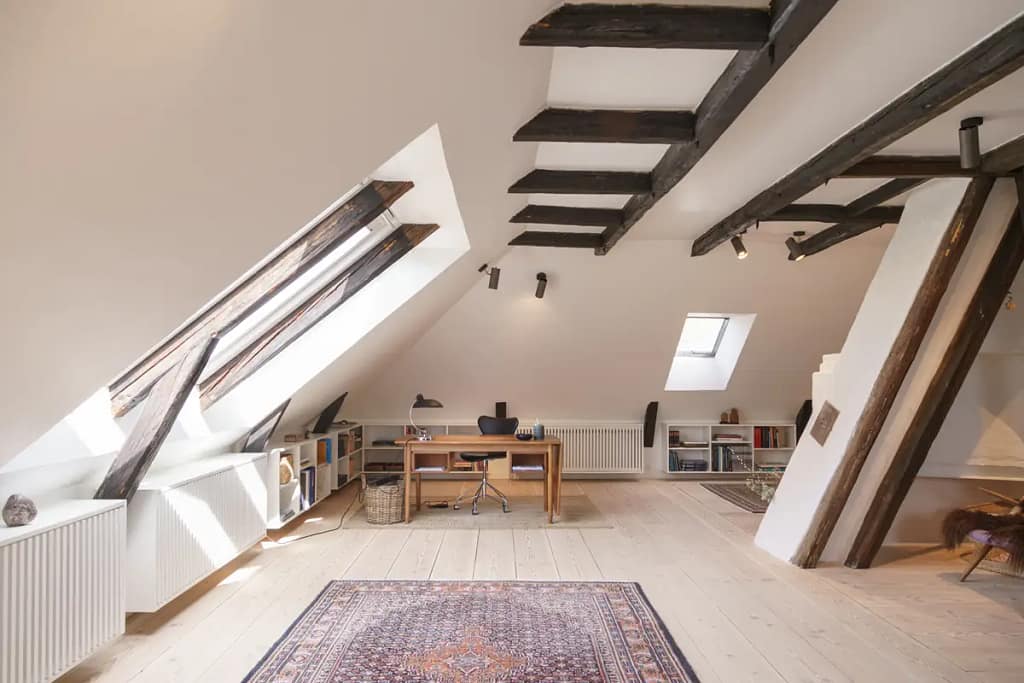 Nye ovenlysvinduer i renoveret tagetage