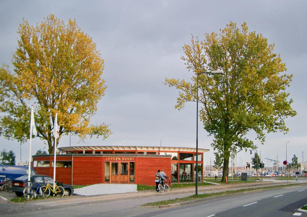 Transparent, buet caféstruktur ved vandet