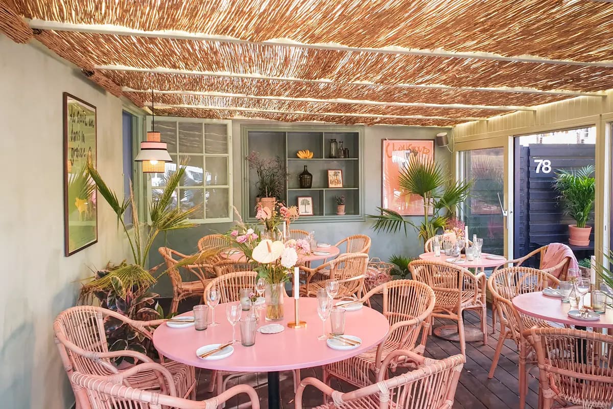 Transparent tag og lys arkitektur – restaurantrenovering