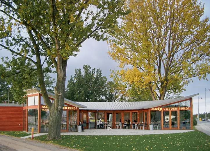 Café med centralt atrium og terrasse – Jorden Rund